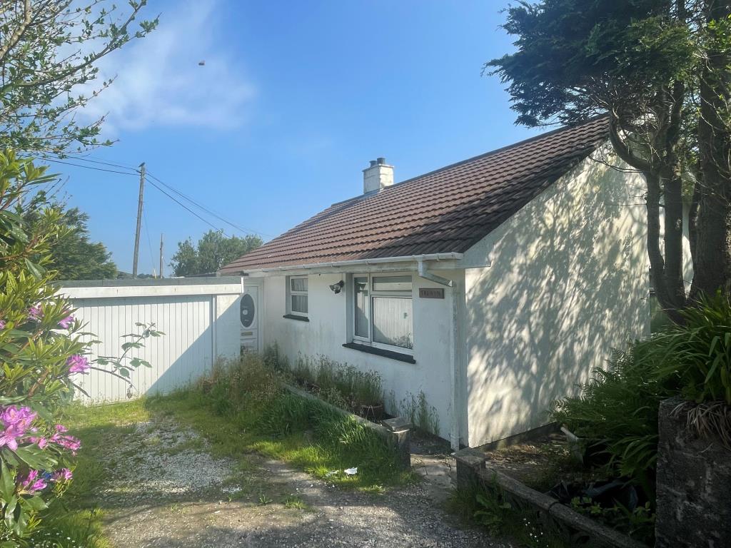 Lot: 147 - DETACHED BUNGALOW WITH POTENTIAL AND FAR REACHING VIEWS - Front fa?ade with attached garage